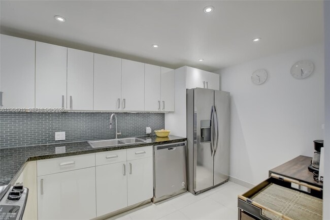 Building Photo - 3375 N Country Club Dr