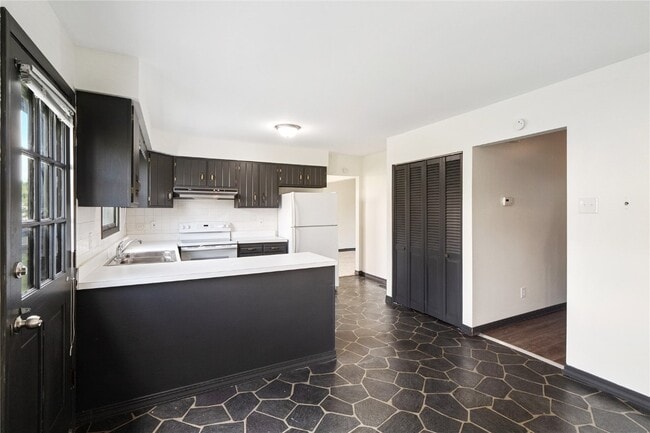 Building Photo - 2516 Westminister Dr