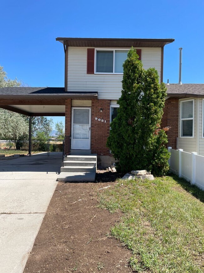 Primary Photo - 2 Bedroom, 1.5 Bathroom Twin Home in West ...
