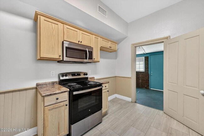 Building Photo - Ideal for Medical Professionals & Students – Spacious 5BR Near Downtown