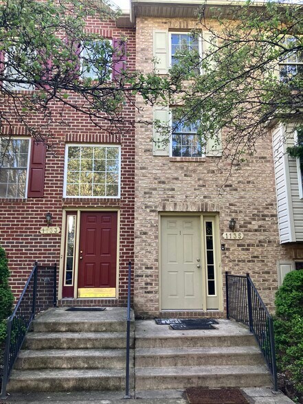 Lovely townhome offers relaxation, style, and comfort - 1135 Lindsay Ln