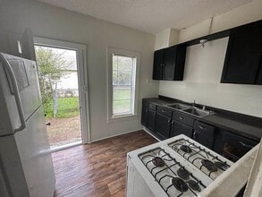 Building Photo - 3 bed 1 bath single family home