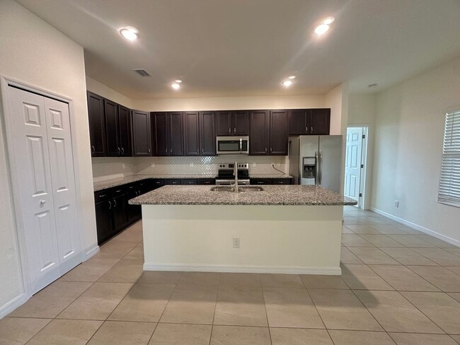 Building Photo - Huge Screened Lanai! Modern & Spacious 4 Bed 2 Bath