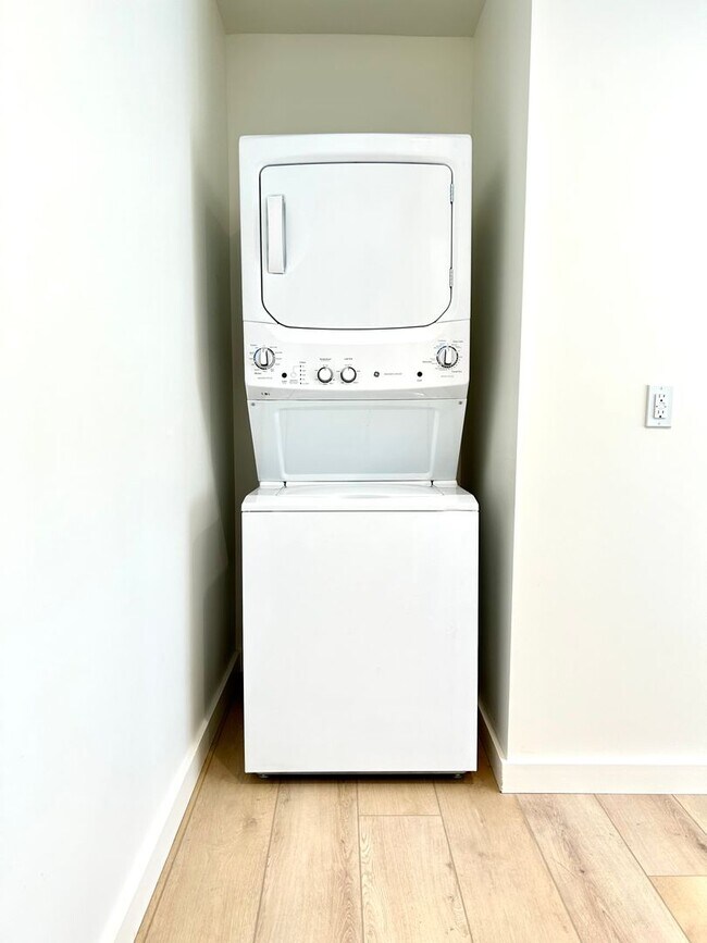 Building Photo - 3 Bed/1 Bath - Downtown Santa Barbara