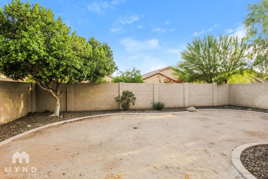Building Photo - 11747 W Jessie Ln