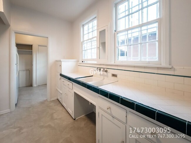 Building Photo - Spacious Hollywood Gem: Stylish 1-Bedroom ...