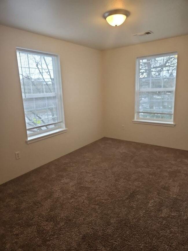 Building Photo - Available now! - 3 bed, 2 bath Townhouse i...