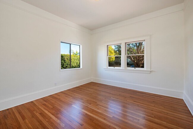 Building Photo - Gorgeously Restored Downtown Home!