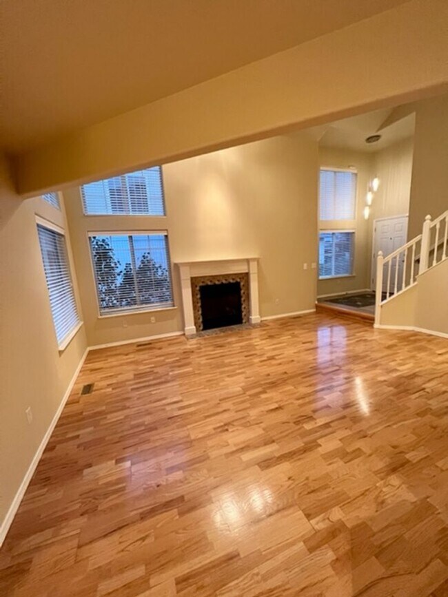 Building Photo - Updated 3 Bedroom Condo!