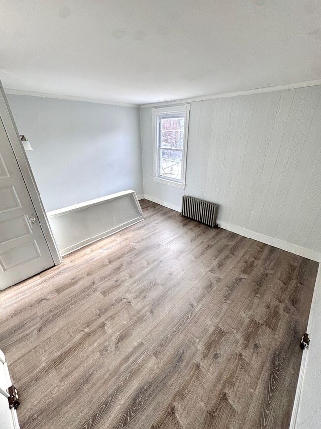 Building Photo - FIVE BEDROOM Home