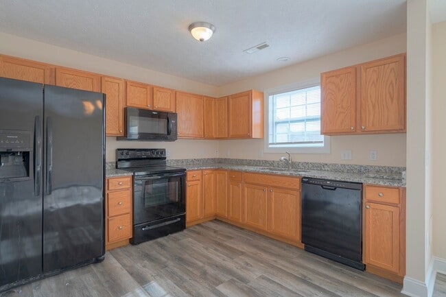 Building Photo - Oak Tree Townhome | 4 Bed, 4.5 Bath | Available Now!