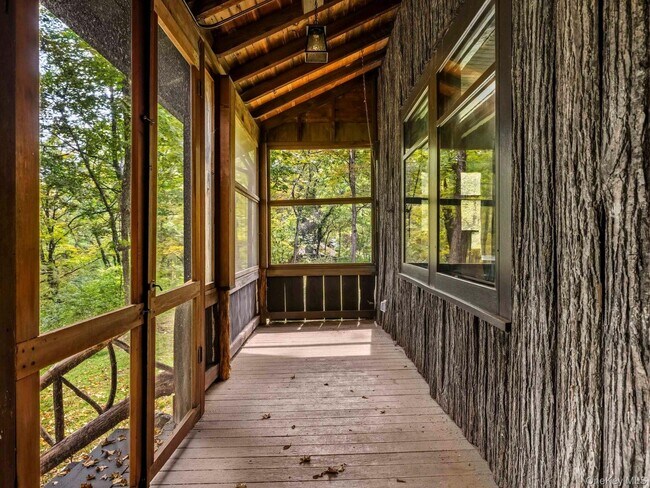 Building Photo - 5 Riverby Ln