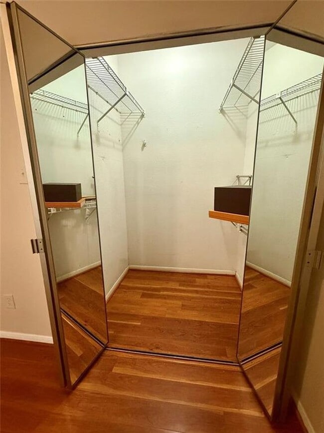 Building Photo - Beautiful 2 bedroom 1 bath condo