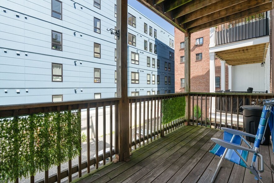 Building Photo - 338 Meridian St