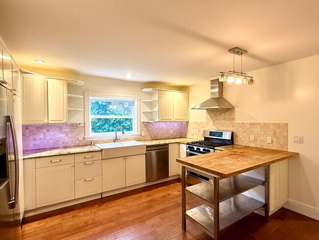 Building Photo - $2,400 / 2 BR - Beautifully Updated Home in Desirable Alameda Neighborhood