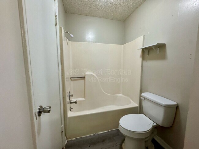 Building Photo - 190 Tegarden Rd