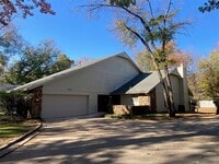 Building Photo - Jenks Schools! This 3 bedroom, 2 bath duplex is located at back of cul-de-sac