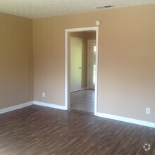 Building Photo - **UPCOMING**3 Bedroom / 1 1/2 Bathroom - H...