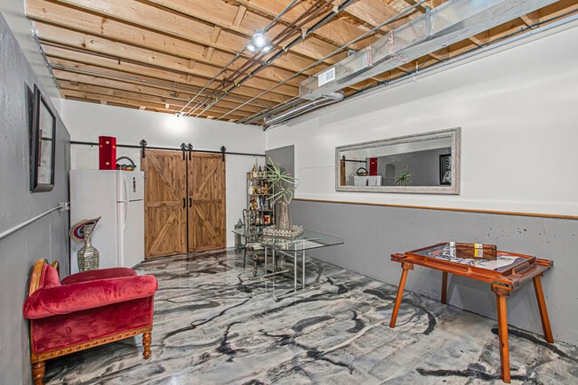 Building Photo - 9743 Oak Park Ave