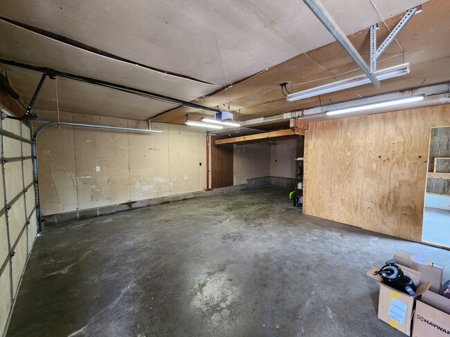 Building Photo - 4 Bedroom in East Moline  MUST SEE!!!