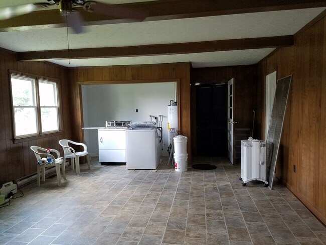 Building Photo - Brick ranch in Colonial Heights for rent.