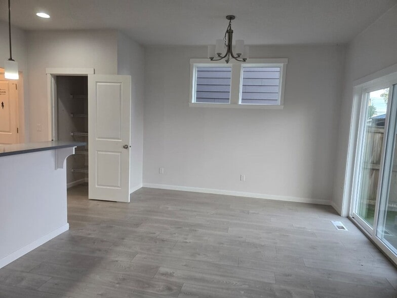 Building Photo - 173 N 7th Ave