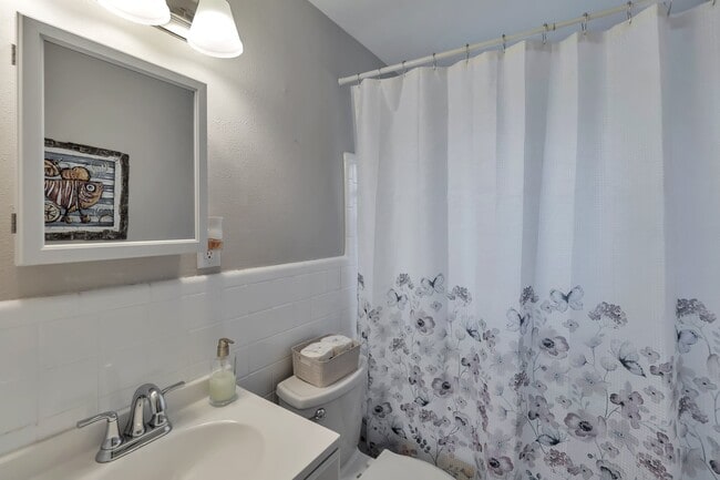 Building Photo - 3202 E Jean St