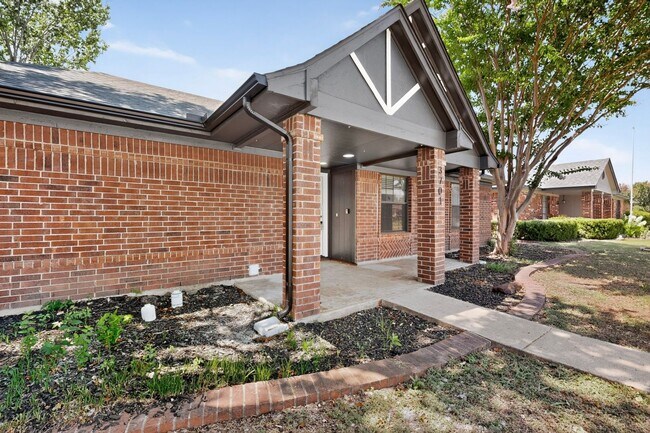 Building Photo - 3701 University Dr