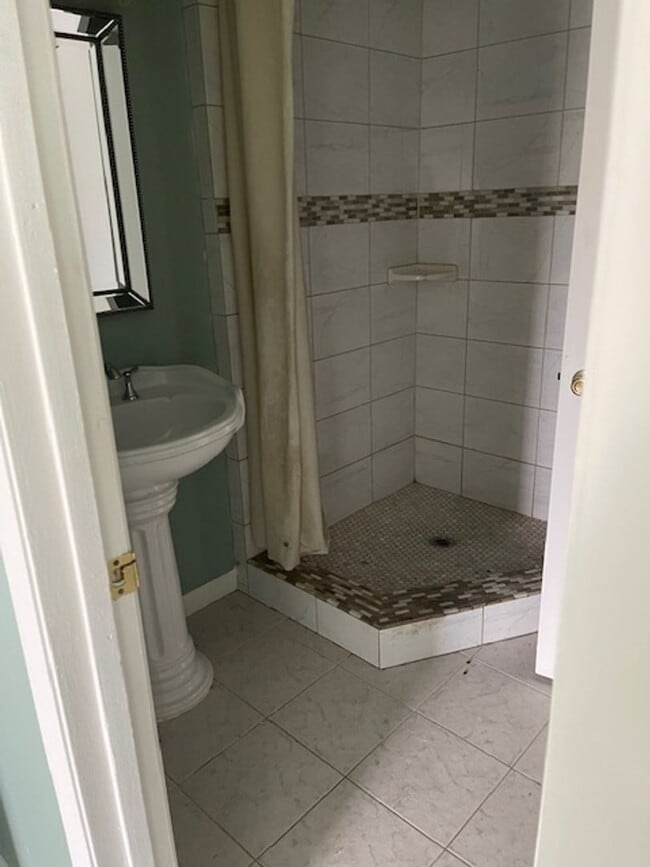 Building Photo - 3 Bedroom, 2 1/2 bath, 2 story condo for r...