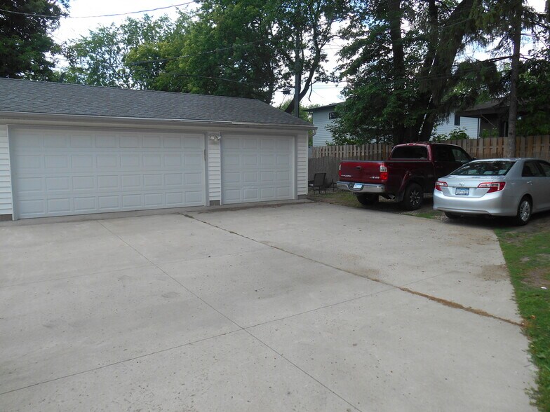 Garage 1 stall Guest Pk - 2912 France Ave S