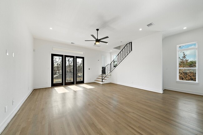 Building Photo - 1005 E 28th St