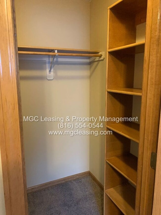 Building Photo - A Bright, Comfortable Split-Level Home in a Convenient Raymore Location - Available April 24