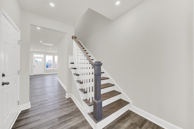 Building Photo - Gorgeous Townhome in Belmont!