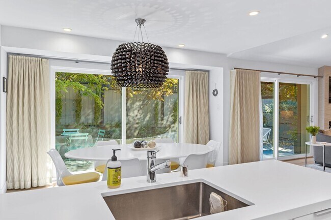 Building Photo - Stylish Condo in Desirable Alta Heights Neighborhood