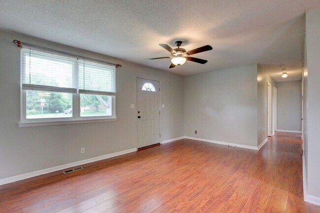 Building Photo - 729 Welsey Dr