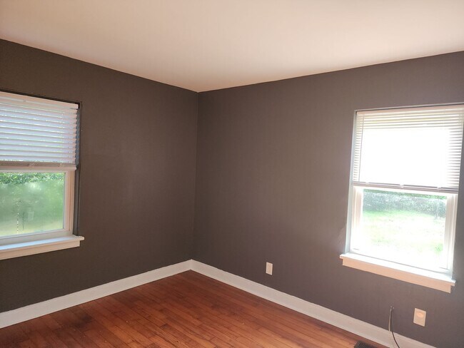 Building Photo - Lovely Brick Home in Established Neighborh...