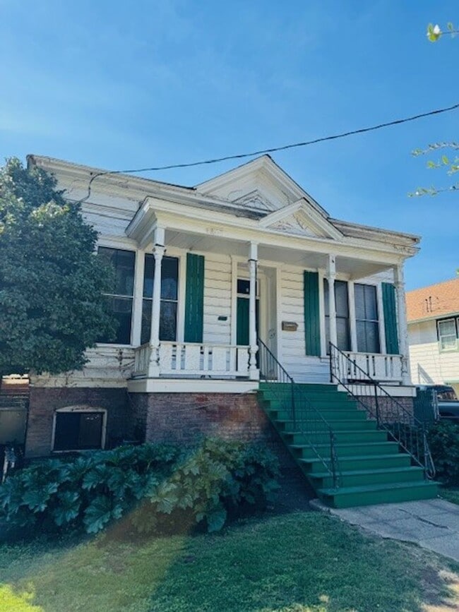 Primary Photo - *Reserve NOW for Summer 2026* Great 3 Bedroom house close to campus