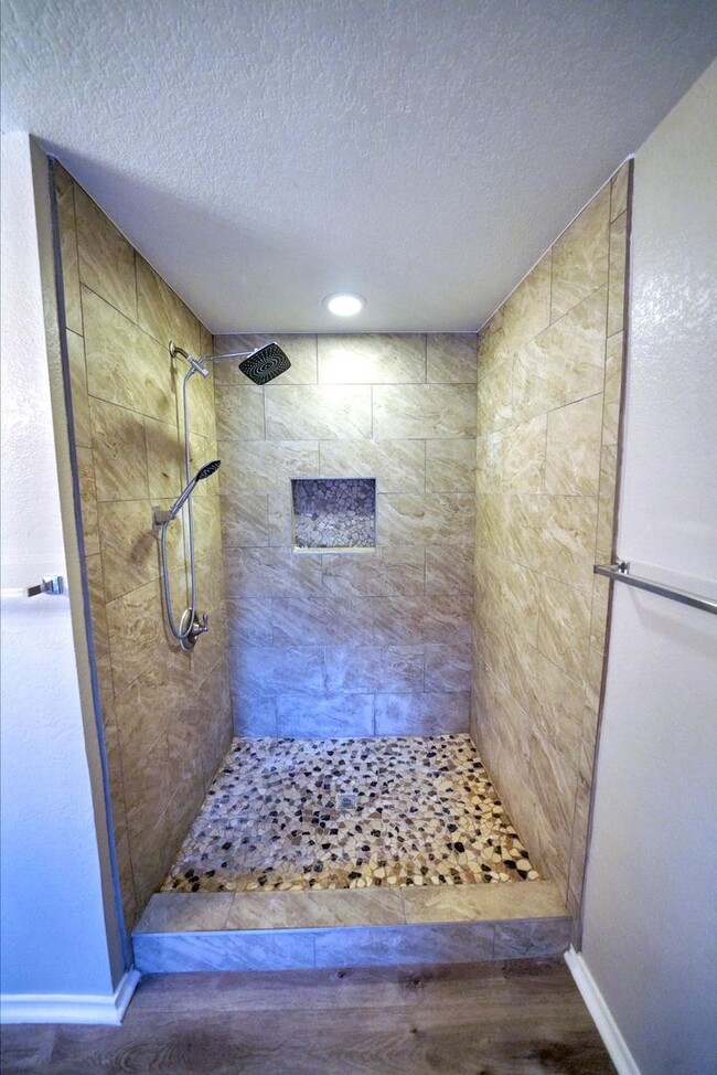 Building Photo - Stunning 4-Bedroom, 2.5-Bathroom Home in L...