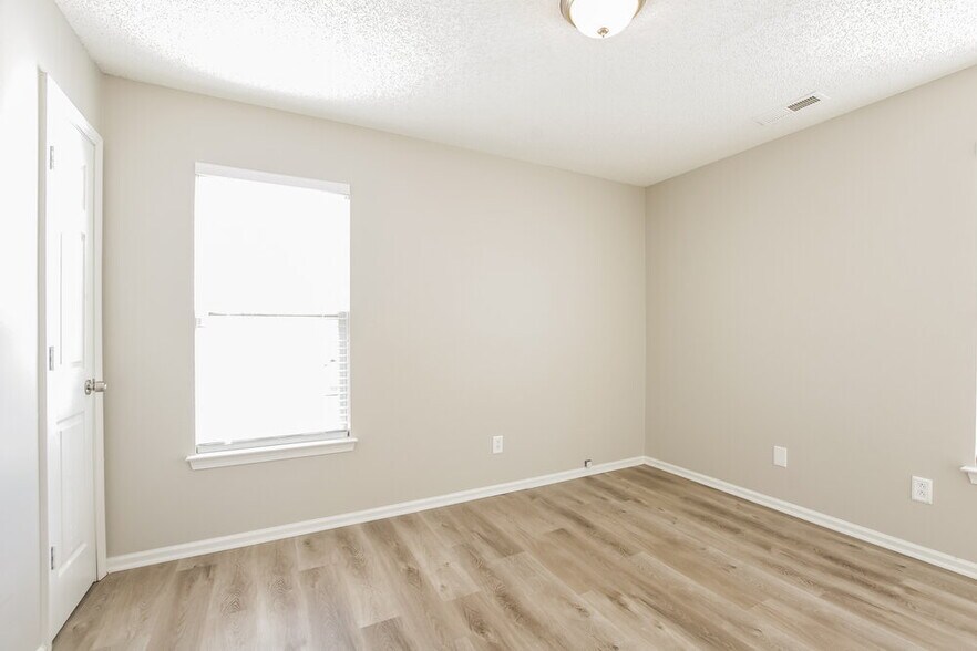 Building Photo - 258 Amir Cir