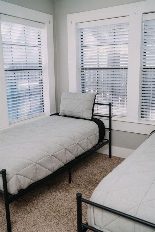 Building Photo - Beautiful Historic 2 Bed 1 Bath Duplex in the Plaza District!!