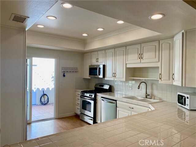 Building Photo - 2211 Vista Hogar