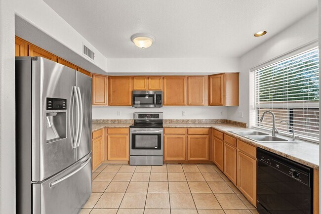 Building Photo - Solar Home with Nice Floorplan in a Great ...