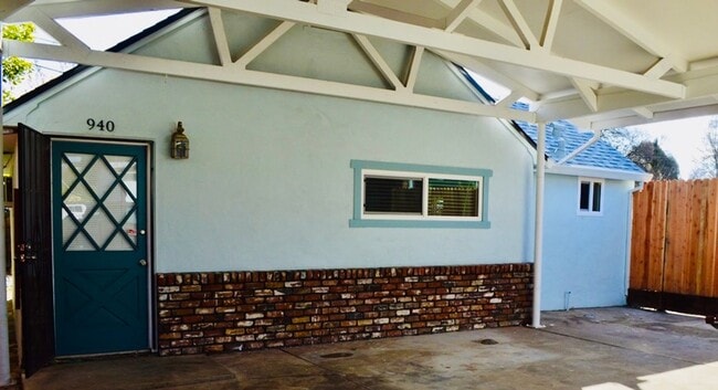 Building Photo - 940 Evelyn Ln
