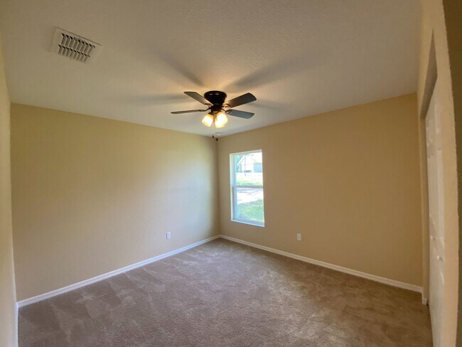 Building Photo - Desirable SE Ocala Neighborhood 3/2/1 **WON"T LAST**