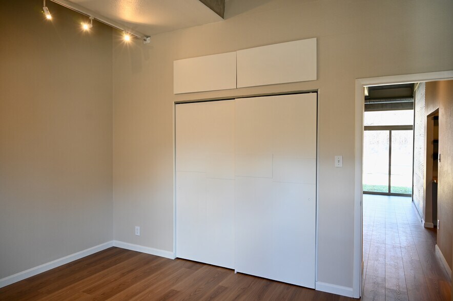 Building Photo - 675 S University Blvd