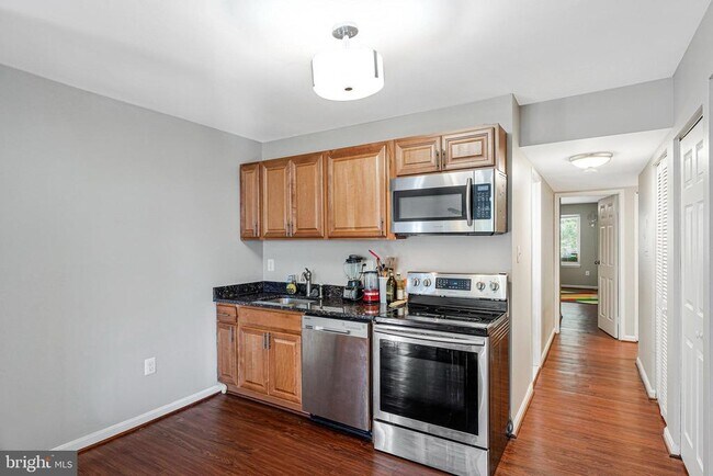 Building Photo - 9743 Kings Crown Ct