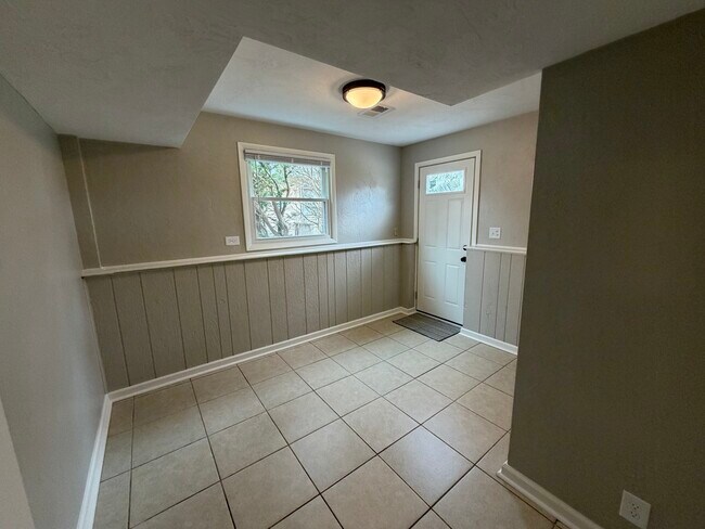 Building Photo - 109 Hickory Dr