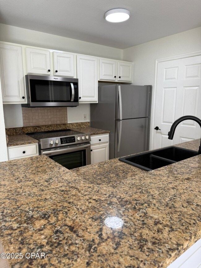 Building Photo - 1001 Lighthouse Rd