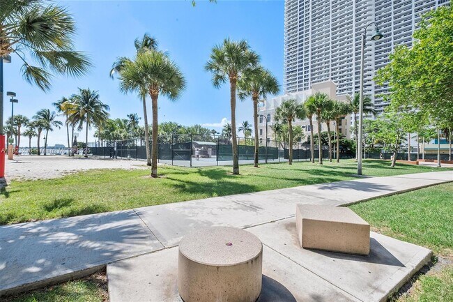 Building Photo - 1750 N Bayshore Dr