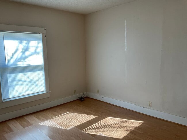 Building Photo - Roomy 2 bedroom 1 bath home